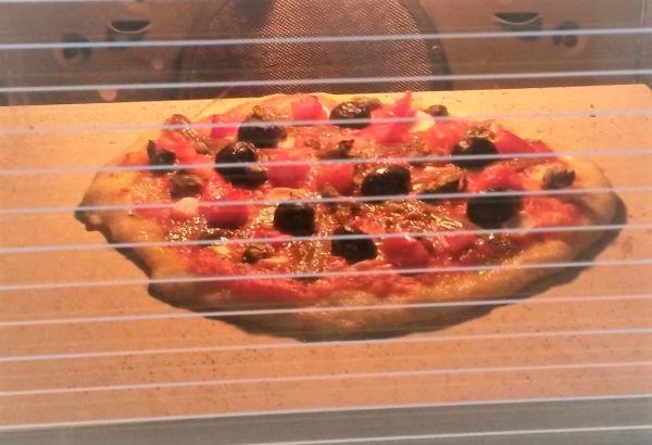 Pizza auf dem Pizzastein